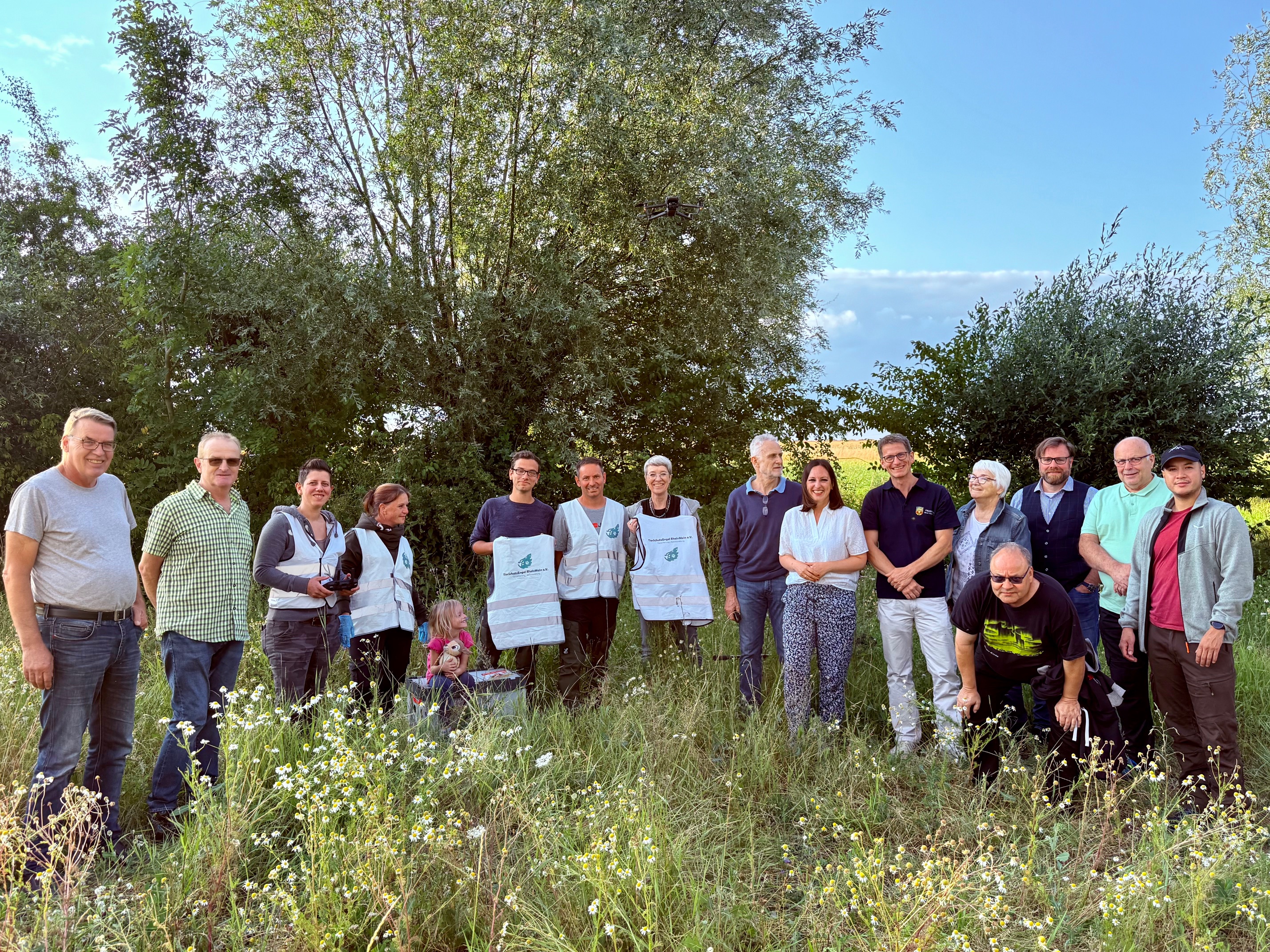 Vertreter von Fraktion, Magistrat und SPD-Ortsverein trafen sich mit den „stillen Helden“ vom Verein Tierschutz-Engel RheinMain e.V. – v.l.n.r.: Svenja Köckeritz (Drohnenpilotin), Pia Philippi-Grießl, Dana Philippi (auf der Kiste), Sören Köckeritz, Felix Liebig, Angela Bender (mit Kescher). Mit dabei waren auch Fraktionsvorsitzender Eckhard Fritsch, SPD-Vorsitzender Jörg E. Heinzig und Bürgermeisterin Lena Herget.