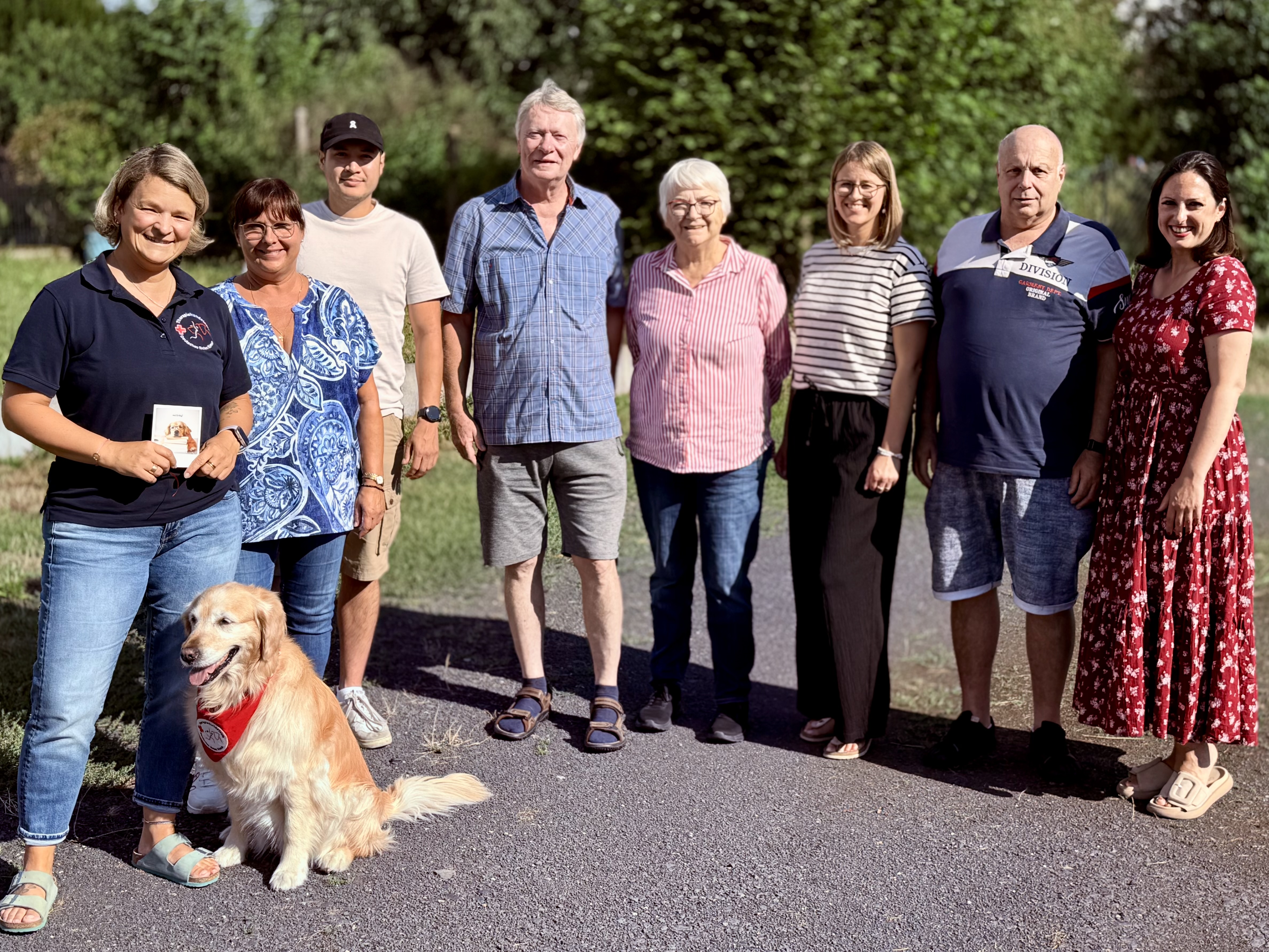 Von links nach rechts: Christina Paulencu, Vierbeiner Frida, Iris Wacker-Bingel, Marvin München, Alfried Moll, Monika Major, Yvonne Straschek, Holger Strebert, Lena Herget.